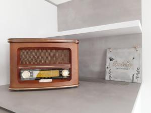 an old radio sitting on a shelf with a bag at Wiesenschlössle in Sagard