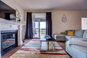 sala de estar con sofá y chimenea en GLOBALSTAY New houses near Huron Lake, en Port Elgin