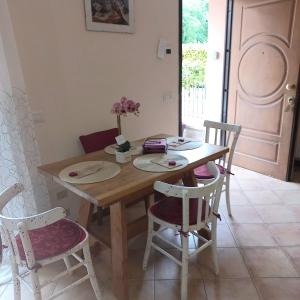 een eettafel met 2 stoelen en een houten tafel bij Barbara Meniconi in Città della Pieve