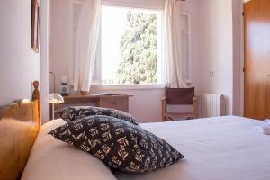 Grupoandria El Claustre de Ciutadella - HOSPEDERIA客房内的一张或多张床位