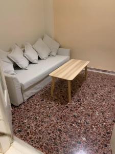 un soggiorno con divano e tavolo in legno di Lillian’s House ad Atene