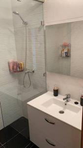La salle de bains est pourvue d'un lavabo et d'une douche. dans l'établissement Appartement pied dans l’eau à 10 min d’Agadir, à Aourir