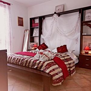 een slaapkamer met een groot bed met een baldakijn bij Barbara Meniconi in Città della Pieve