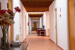 Grupoandria El Claustre de Ciutadella - HOSPEDERIA的休息区