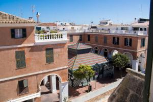 uma vista aérea de uma cidade com edifícios em Grupoandria El Claustre de Ciutadella - HOSPEDERIA em Ciutadella