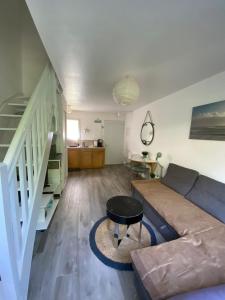 salon z kanapą i stołem w obiekcie Cottage Charmant 2 personnes proche de la mer w mieście Blonville-sur-Mer