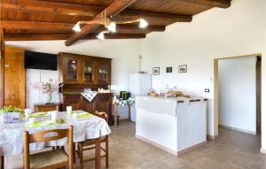 uma cozinha e sala de jantar com mesa e cadeiras em Rifugio Galluzzi em Ciminà