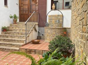 Chella的住宿－Casa Rural Frigols，楼梯通往带门的房子