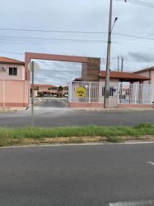 an empty street next to a building with a fence at Aconchego in Petrolina