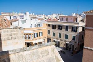 een luchtzicht op een stad met gebouwen bij Grupoandria El Claustre de Ciutadella - HOSPEDERIA in Ciutadella