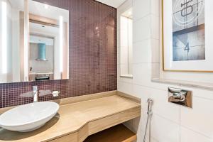 Koupelna v ubytování ALiving Luxury 1BR Paramount Towers Business Bay 6205