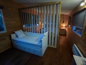 ein Zimmer mit einer Bank in einem Zimmer mit einer Treppe in der Unterkunft Gîte du Moulin de Tart le Bas 