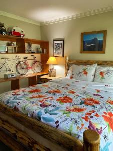 1 dormitorio con 1 cama y una bicicleta en la pared en Tahoe Cottage perfect for couples and outdoor enthusiasts, en South Lake Tahoe