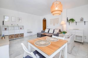 uma sala de estar com uma mesa e um sofá em BHost - Wilkinson em Málaga