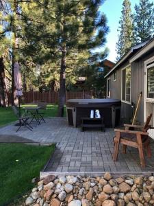 a backyard with a pool table and a picnic table and a bench at Tahoe Cottage perfect for couples and outdoor enthusiasts in South Lake Tahoe