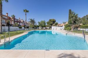 une grande piscine d'eau bleue dans l'établissement BHost - Wilkinson, à Malaga