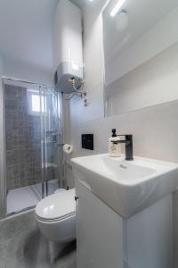 KamenにあるLuxury apartment LaLunaの白いバスルーム(洗面台、トイレ付)