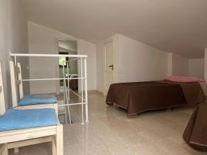Villa Aileen في ماكاري: غرفه فيها سرير ورف