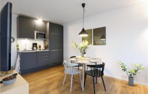 レンブルッフにあるBeautiful Home In Lembruchdümmer Seeのテーブルと椅子のあるキッチンとダイニングルーム +26枚の写真