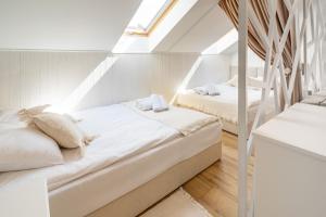 Posteľ alebo postele v izbe v ubytovaní Apartamenty Defala i Strefa Relaksu Natural Touch