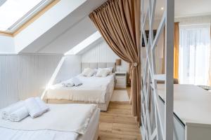Posteľ alebo postele v izbe v ubytovaní Apartamenty Defala i Strefa Relaksu Natural Touch