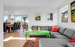 Posezení v ubytování Beautiful Home In Ebeltoft With Kitchen