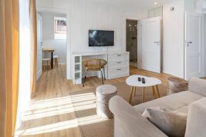 Televízia a/alebo spoločenská miestnosť v ubytovaní Apartamenty Defala i Strefa Relaksu Natural Touch
