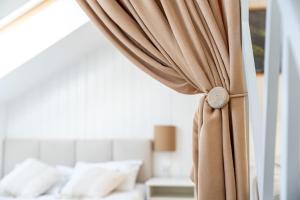 Posteľ alebo postele v izbe v ubytovaní Apartamenty Defala i Strefa Relaksu Natural Touch