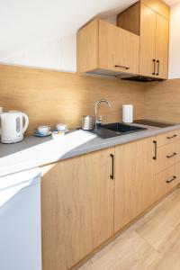 Kuchyňa alebo kuchynka v ubytovaní Apartamenty Defala i Strefa Relaksu Natural Touch