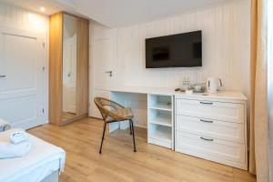 Televízia a/alebo spoločenská miestnosť v ubytovaní Apartamenty Defala i Strefa Relaksu Natural Touch