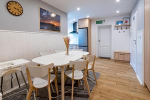 Kuchyňa alebo kuchynka v ubytovaní Apartamenty Defala i Strefa Relaksu Natural Touch