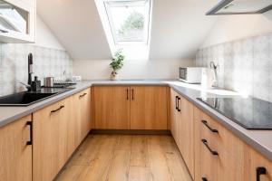 Kuchyňa alebo kuchynka v ubytovaní Apartamenty Defala i Strefa Relaksu Natural Touch