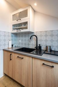 Kuchyňa alebo kuchynka v ubytovaní Apartamenty Defala i Strefa Relaksu Natural Touch