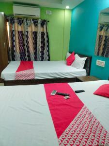 Säng eller sängar i ett rum på POP Hotel Happy Near Netaji Subhash Chandra Bose International Airport