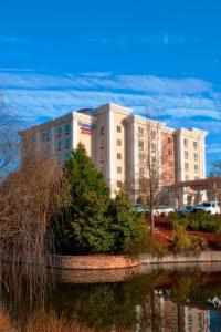 un edificio di fronte a un corpo idrico di Fairfield Inn and Suites by Marriott Durham Southpoint a Durham