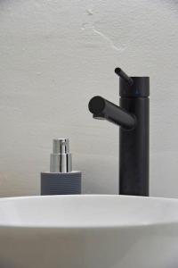 un robinet noir assis au-dessus d'une étagère dans l'établissement Rustic & Aesthetic House in Alqueva with Pool, à Granja