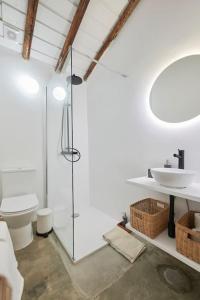 a bathroom with a shower and a toilet and a sink at Rustic & Aesthetic House in Alqueva with Pool in Granja