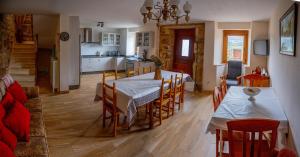 uma cozinha e sala de jantar com mesa e cadeiras em Casa As Marismas entre Razo y Baldayo em Lema