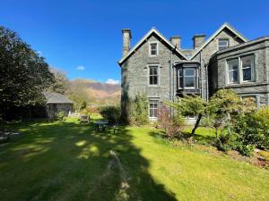 a large brick house with a grass yard at Redwood Rise Apartment Keswick in Keswick