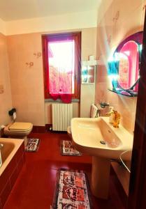 B&B Margot في Albavilla: حمام مع حوض ومرحاض ونافذة