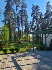 einen Garten mit einem Pavillon und Bäumen in der Unterkunft Laimas in Jūrmala