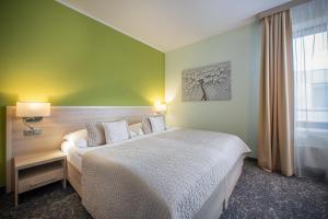 Uma cama ou camas num quarto em Hotel Mlynska