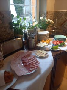 エゲルにあるEurópa Panzióのテーブル上の肉食器