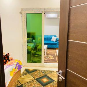 um quarto com um espelho e um quarto com um sofá em 6 اكتوبر مدينه الشيخ زايد em Sheikh Zayed
