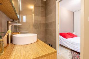 a bathroom with a white tub and a bedroom at Pleasant and bright chartreuse with terrace in Toulouse +15 photos