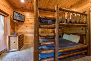 a bedroom with a bunk bed in a log cabin at 518MTNVIEWLDGEACNCB - Mountain View Lodge in Gatlinburg +48 photos