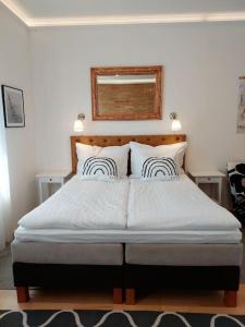 um quarto com uma cama grande e 2 almofadas em Gemütliche Stadtwohnung in Klagenfurt em Klagenfurt