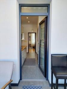 a hallway with a door to a kitchen with a table at Gemütliche Stadtwohnung in Klagenfurt in Klagenfurt