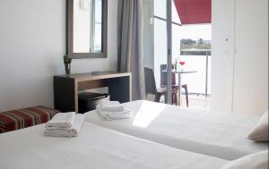 Postel nebo postele na pokoji v ubytování Grupoandria Hotel Platja Gran