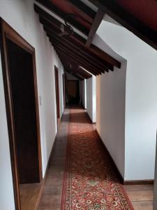 un pasillo vacío con una alfombra en el suelo y una puerta en Au doux Chardon, en Durbuy